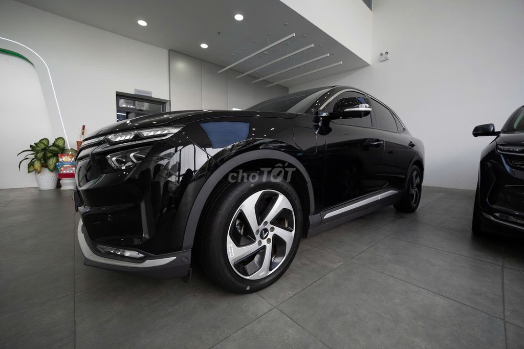 Фото 2: VinFast VF8 Eco 2023 Черный, электромобиль с батареей CATL