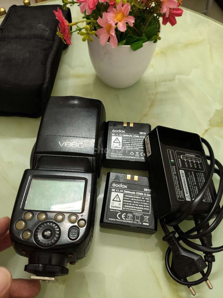 Фото 2: Вспышка Godox V860II черная 2000mAh