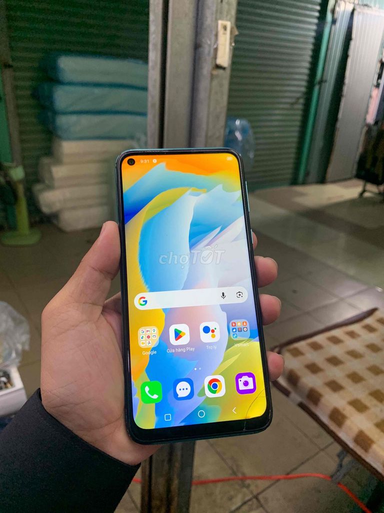 Фото 3: Vsmart Joy 4 4GB/64GB, экран слегка пожелтел