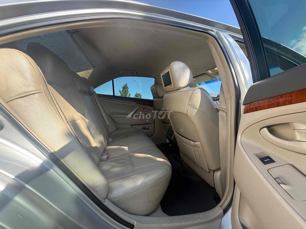 Toyota Camry 2010 Серебристый 4 места 134000 км