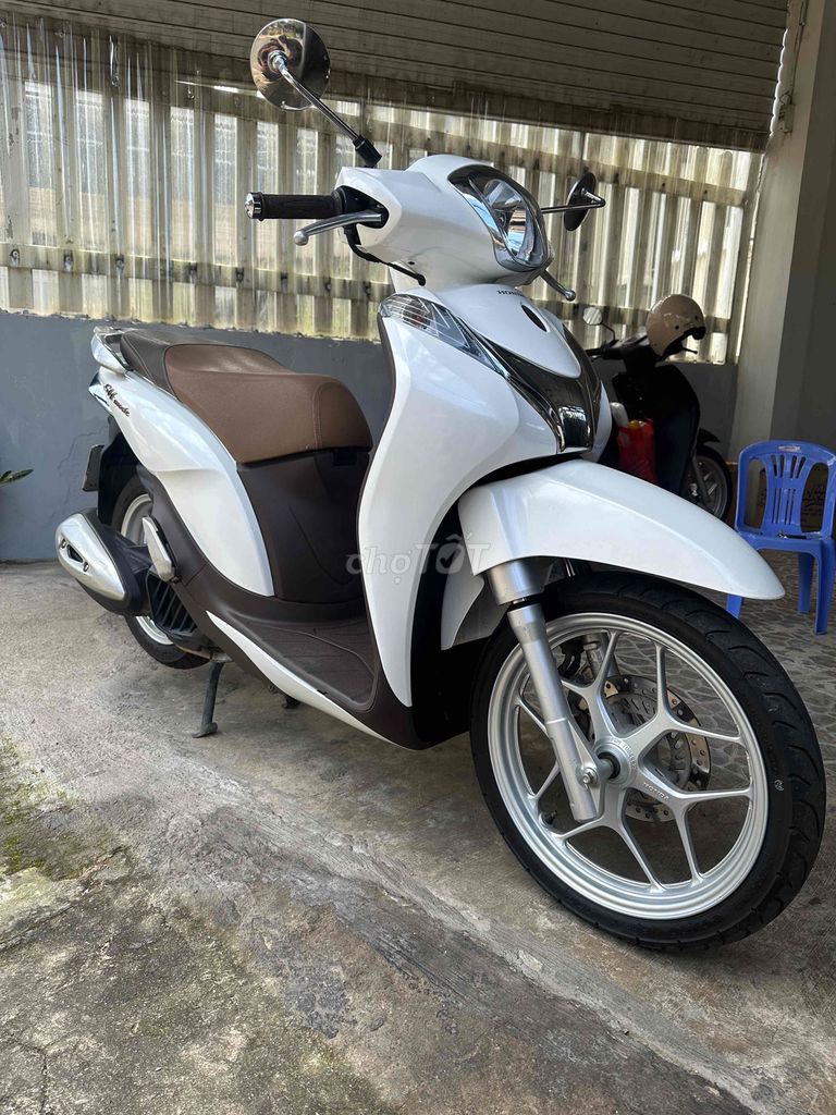 Honda SH Mode 2022 Бело-коричневый 18000 км