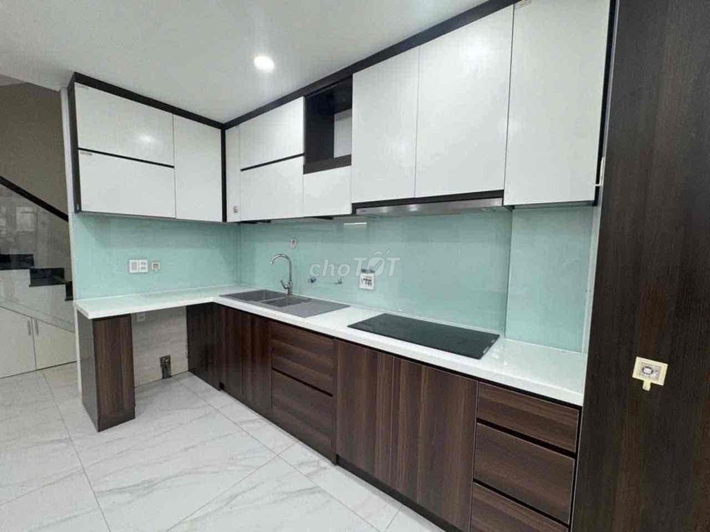 Фото 2: Дом 496 Dương Quảng Hàm, 3 этажа, 4 спальни, 3 санузла, с мебелью, 18 млн, торг