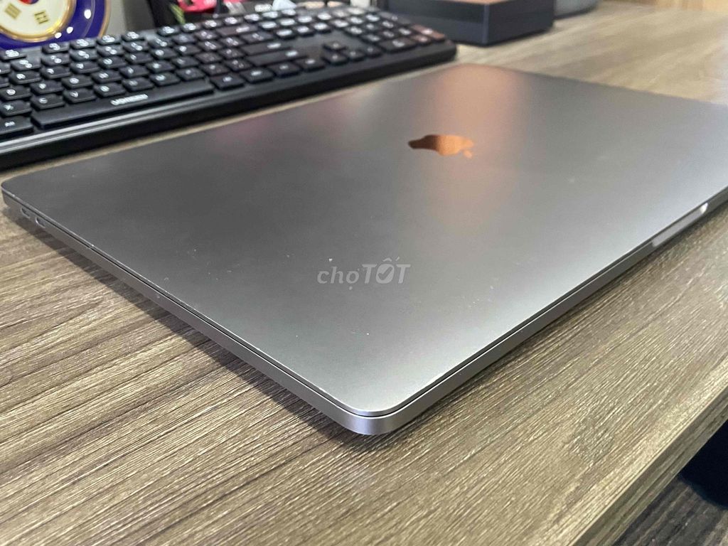 Фото 2: Apple MacBook Pro 2016 i7 15 inch 16GB/512GB Серый