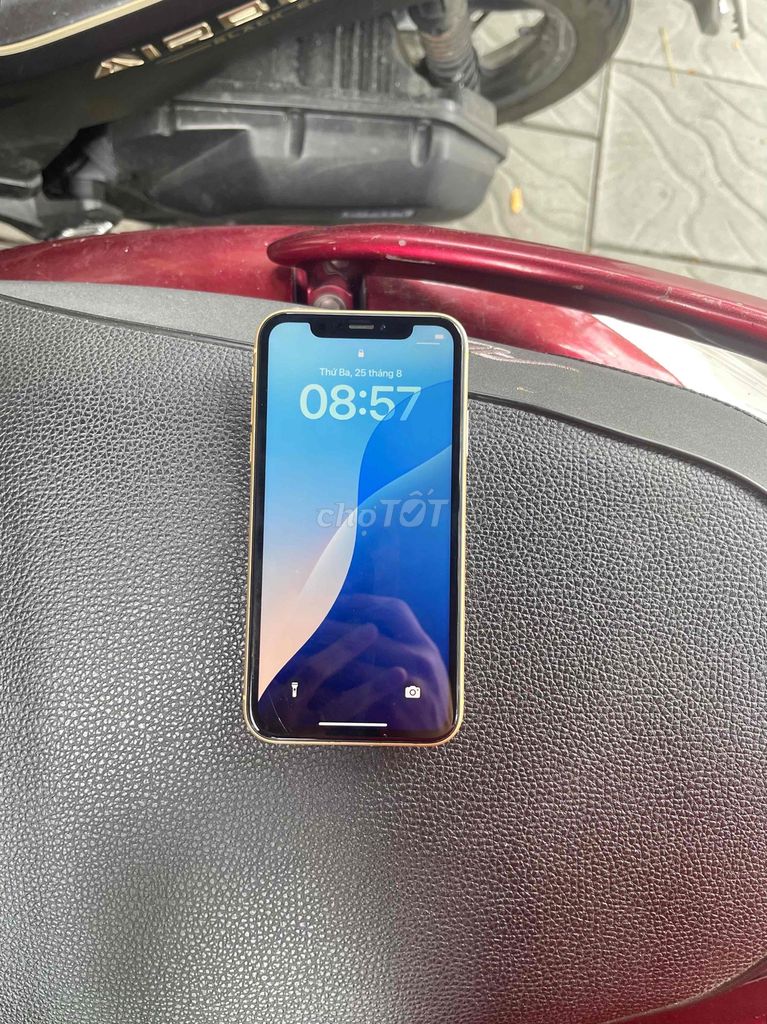 Apple iPhone XR 64GB золотистый