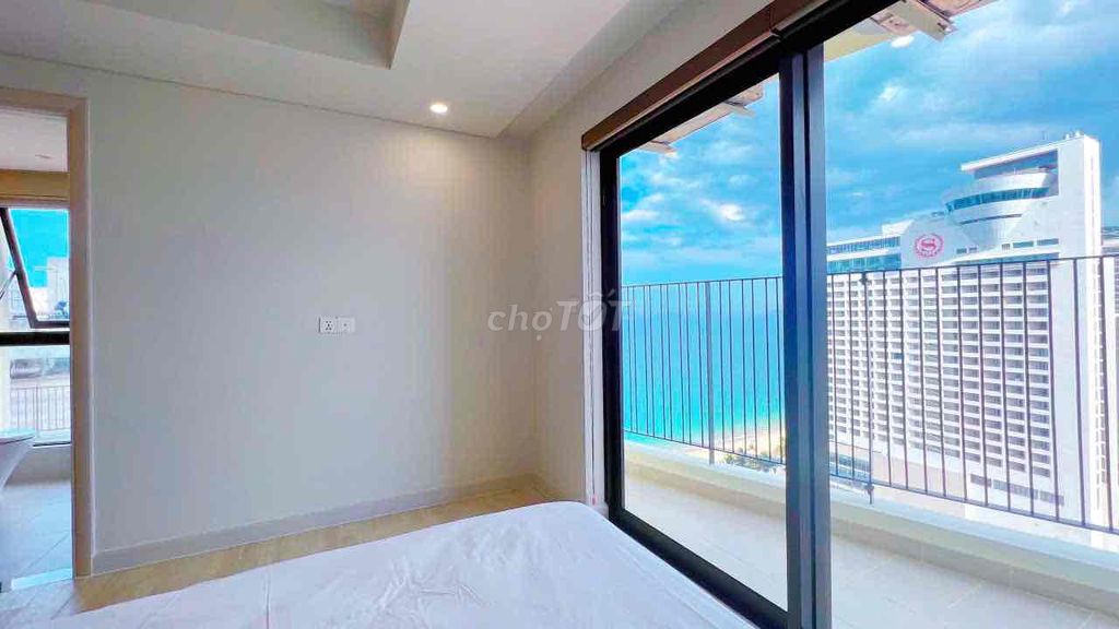 Фото 2: Угловая 2-комнатная квартира в Gold Coast Nha Trang с видом на море, с розовой книгой