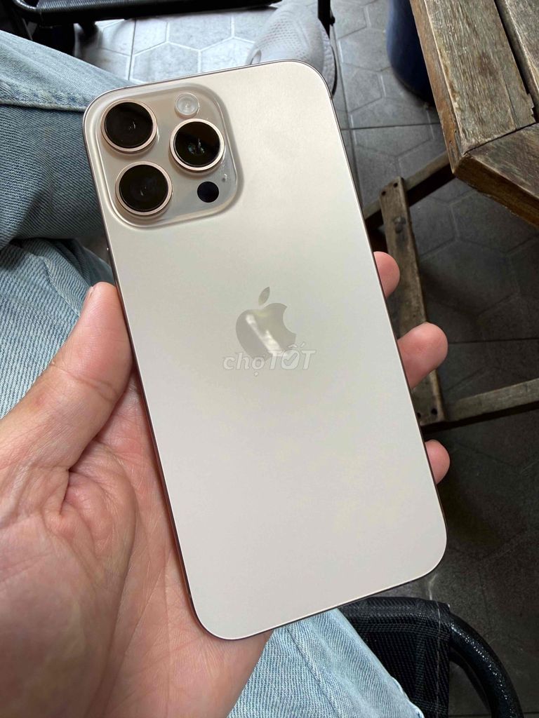 Apple iPhone 16 Pro Max 256GB Золотой, б/у