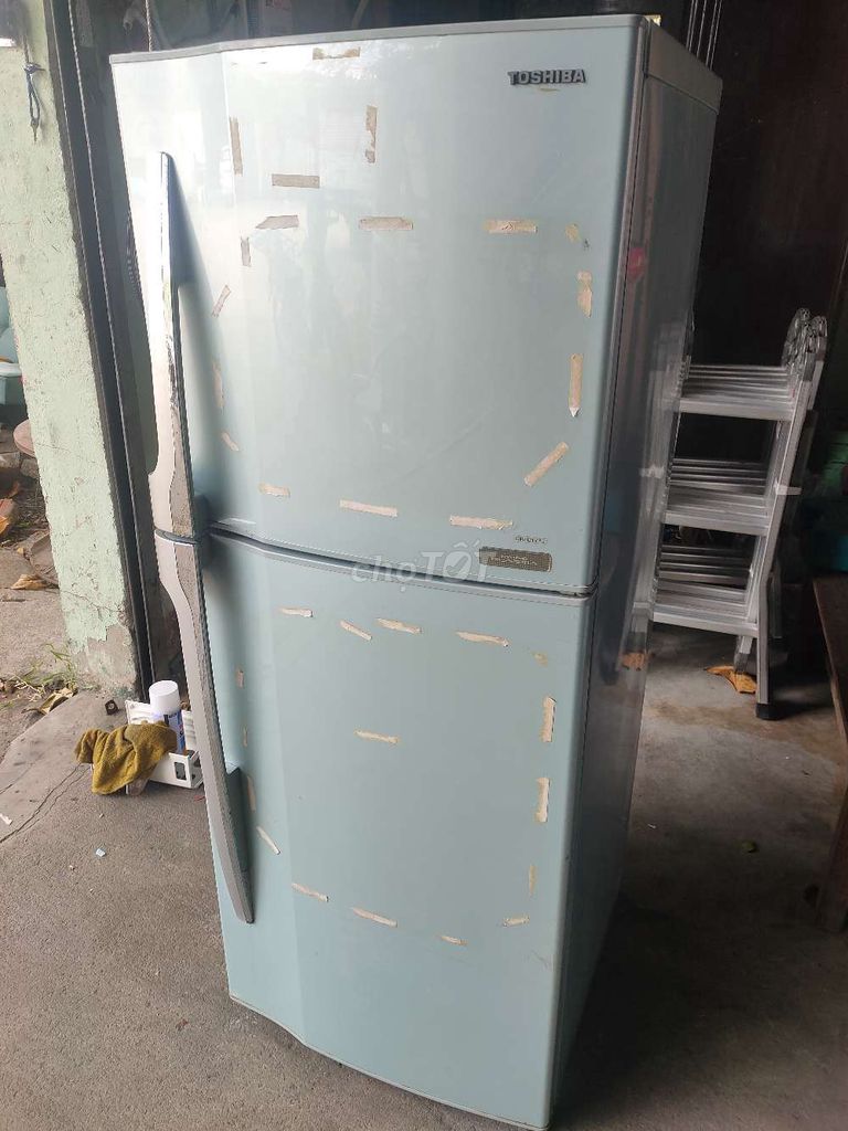 Фото 2: Холодильник Toshiba 180L серый
