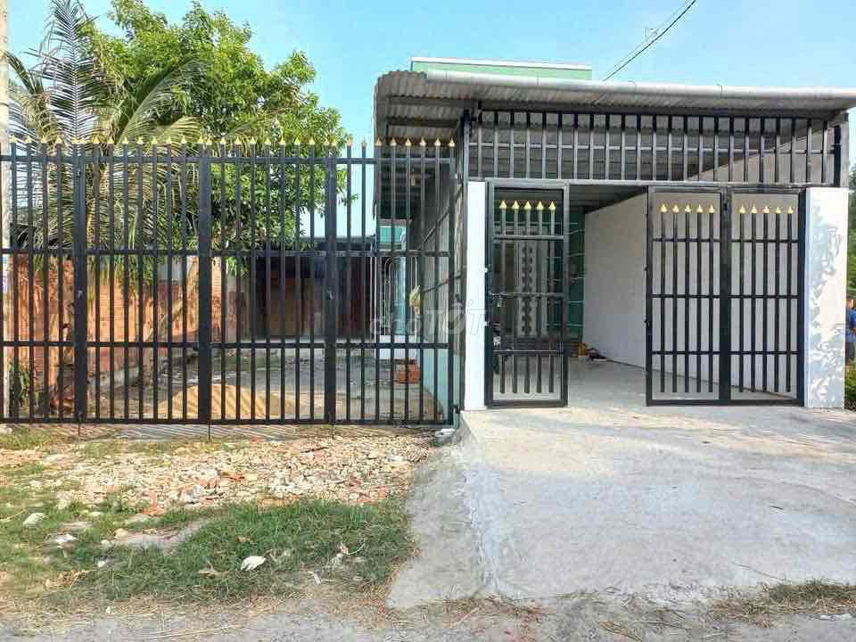 Собственник, дом с 1 этажом, общая площадь 400 м², есть просторный склад 250 м², есть 3 фазы