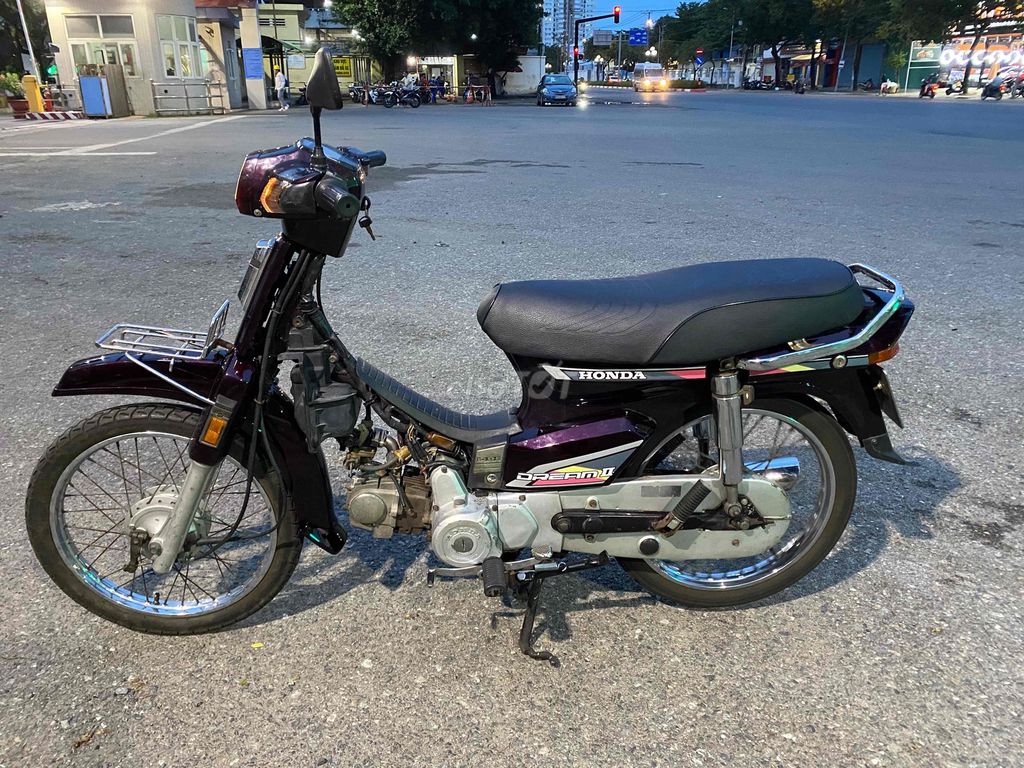 Honda Dream Thai 7-ступенчатая красная