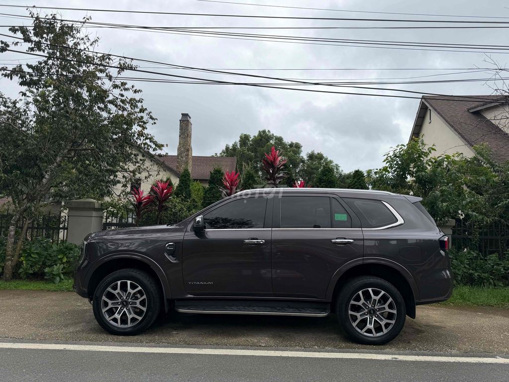 Фото 3: Ford Everest Titanium 4WD( 2 cầu ) 2023 Nâu 7 chỗ