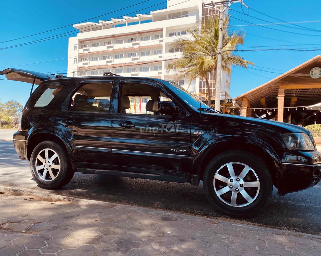 Ford Escape 2004 Черный 5 мест