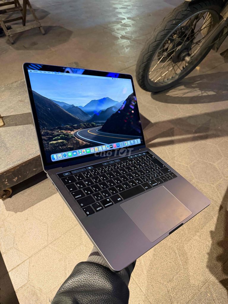 Фото 2: Macbook Pro 2019 i5 8GB/256GB Серый
