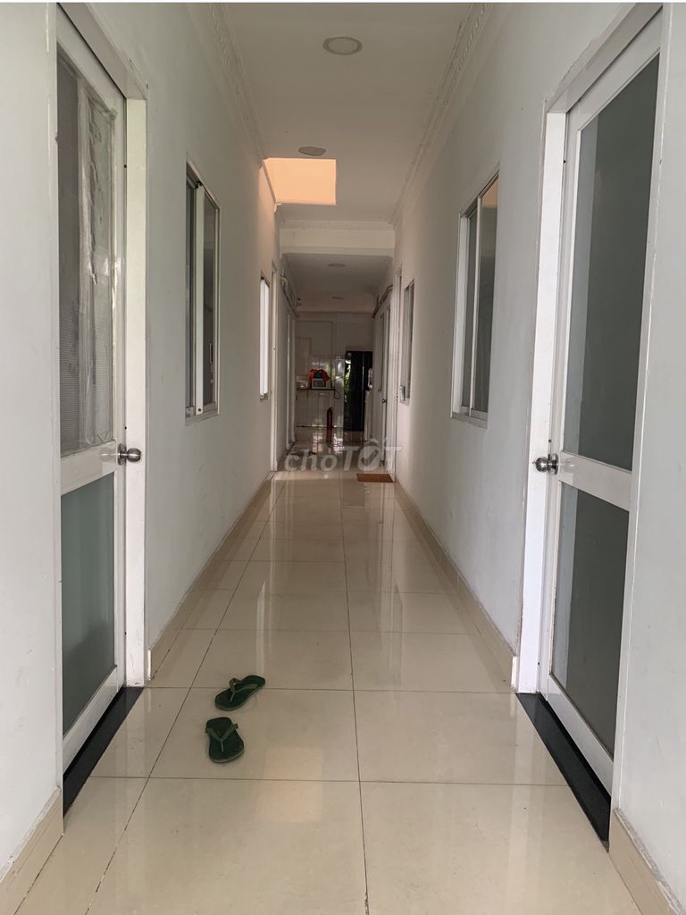 Фото 2: Сдается дом целиком, фасад на улице B2, 650 м², цена 46 млн.