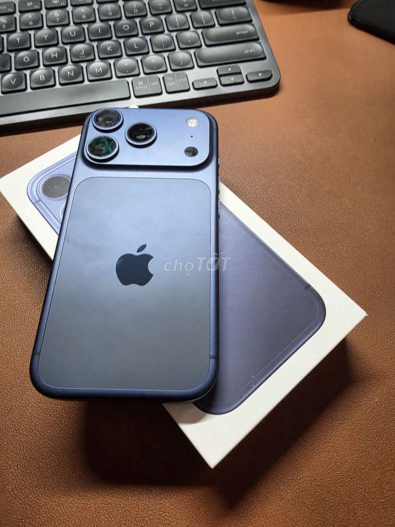 iPhone 17 Pro синий, б/у