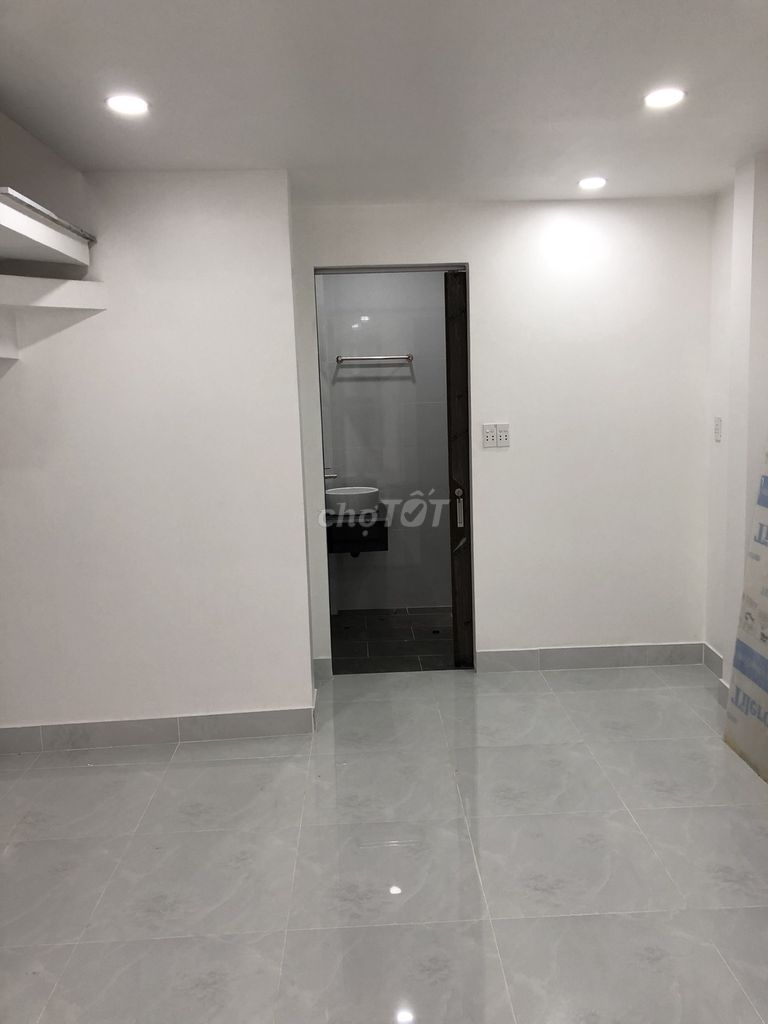 26 triệu - 4 lầu, 5 phòng ngủ, 3 WC, nhà đẹp trung tâm quận 3