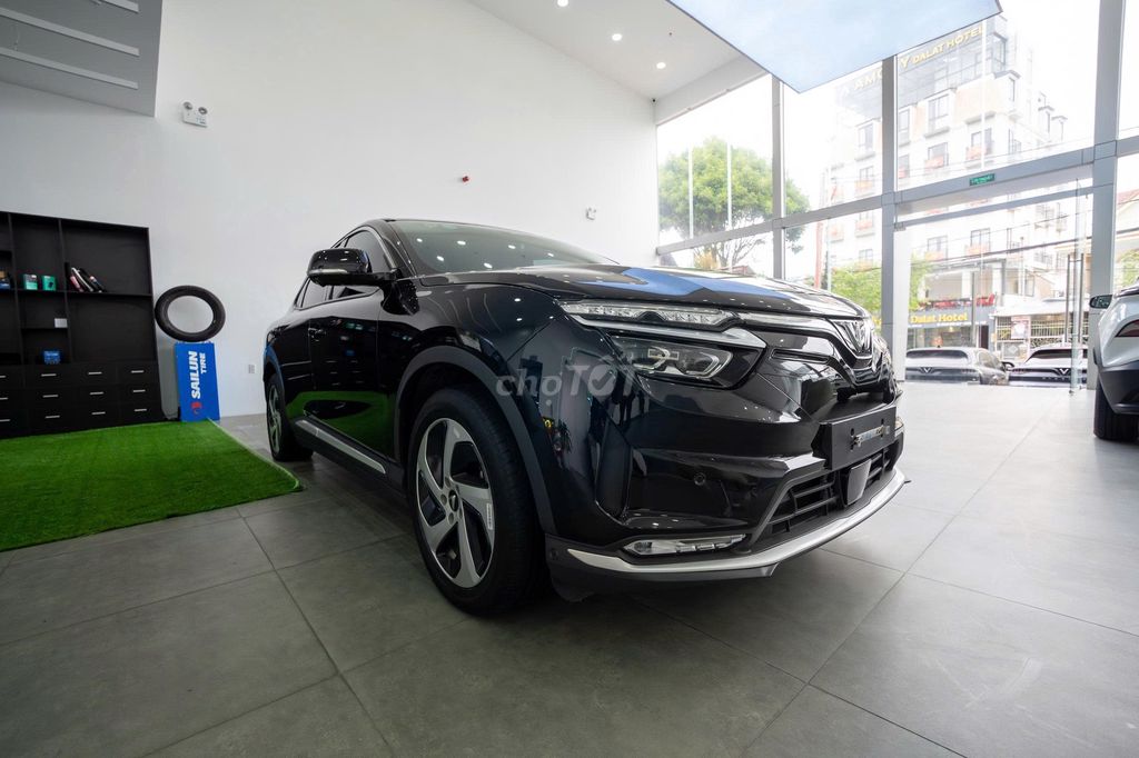 VinFast VF8 Eco 2023 Черный, электромобиль с батареей CATL