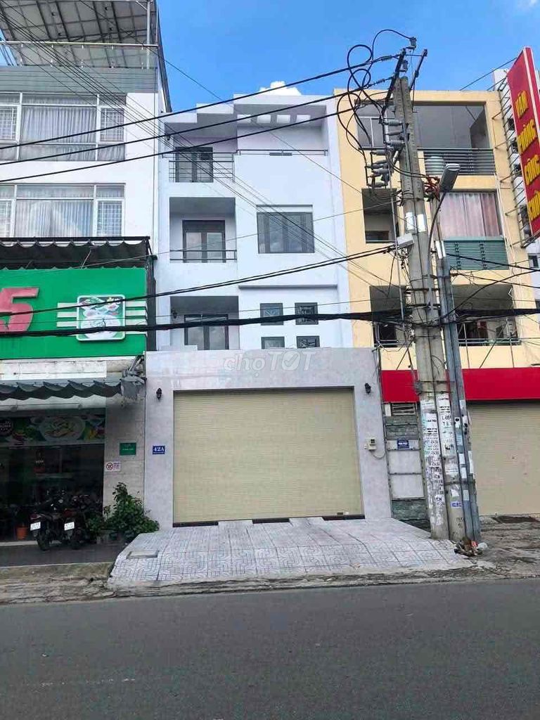 Дом на главной улице, коммерческий район Tên Lửa, 6x23,3, с этажом, пустой первый этаж, 7 спален