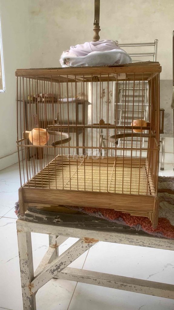 Фото 2: Клетка для птиц из коричневого дерева