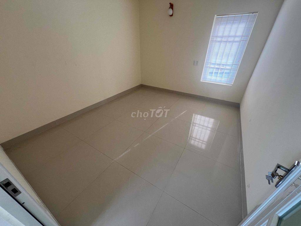 Фото 2: phòng trống lầu 2. thoáng mát.