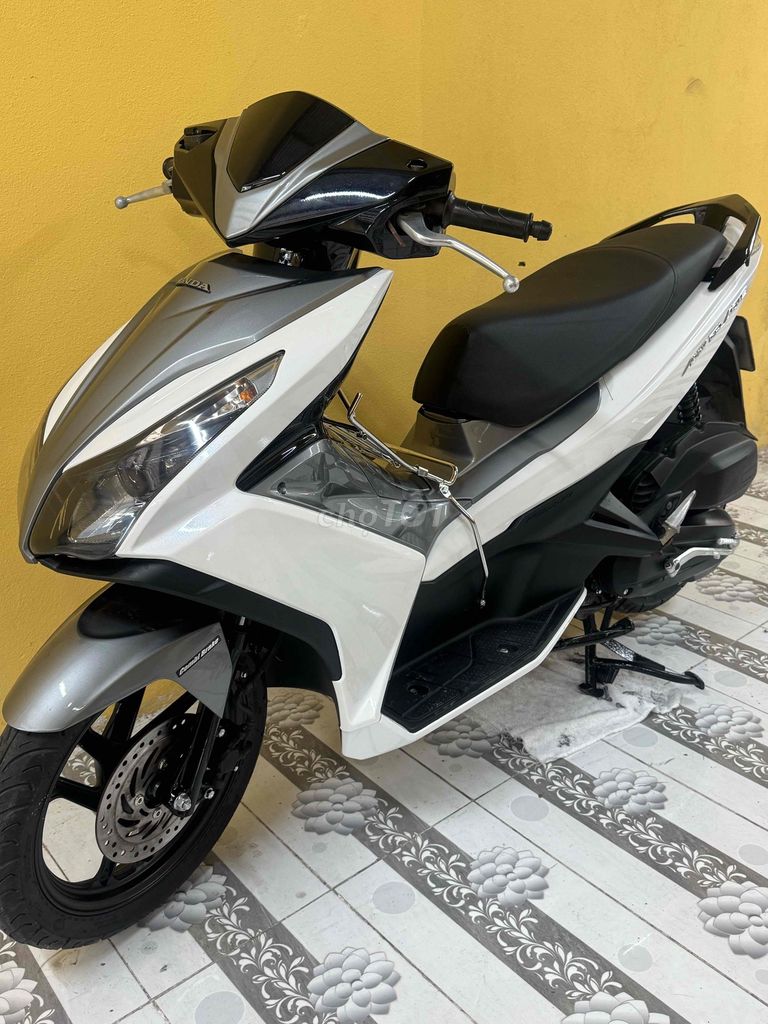 Фото 2: Honda Air Blade 125 2015 бело-серая