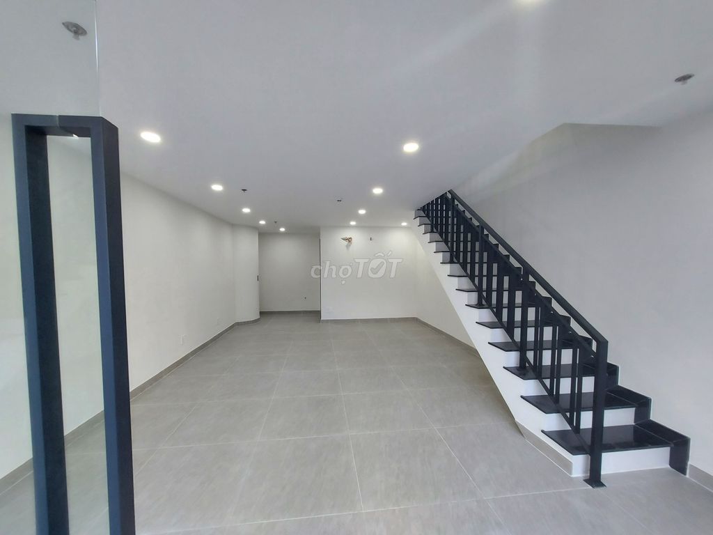 Аренда шопхауса One Verandah, район 2, отличное расположение, витрина