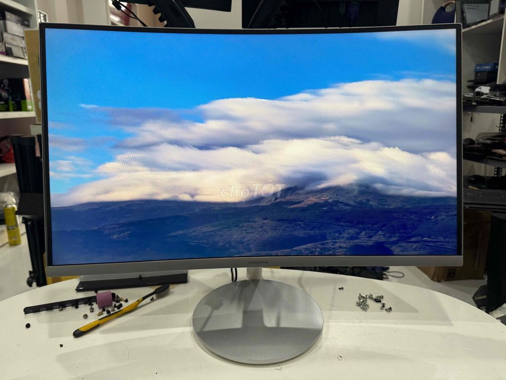 Фото 2: Монитор Samsung 27 дюймов FHD изогнутый со встроенными колонками