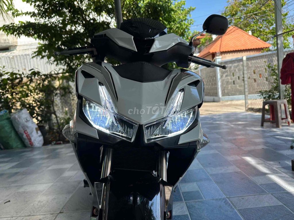 Honda Winner X V3 2022 Бело-черный, ручное сцепление