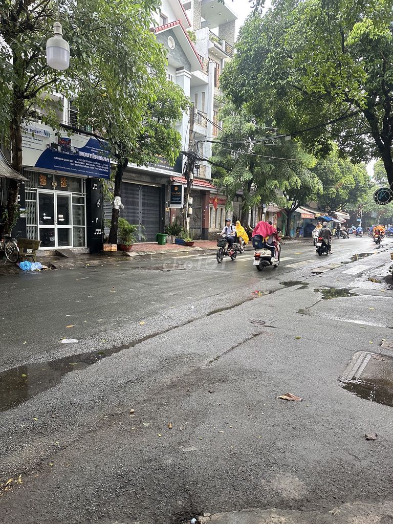 Фото 3: Нужно передать аренду места на тротуаре, утро 5:00–14:00, угловое помещение с двумя фасадами