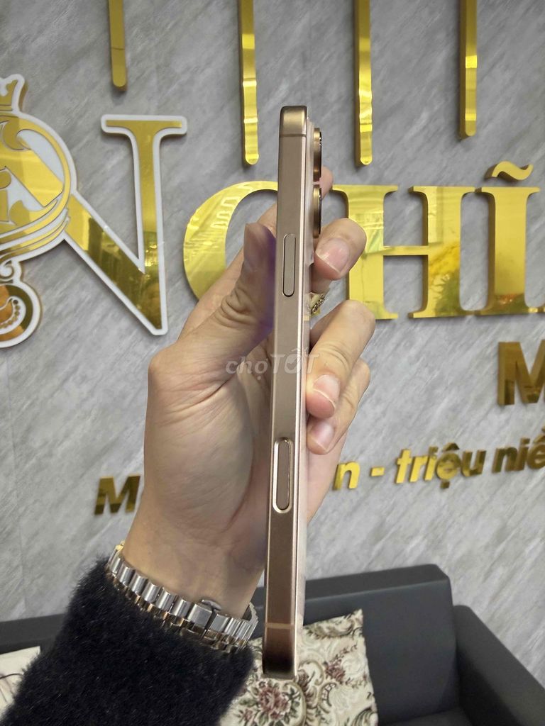 Фото 3: Продам iPhone 16 Pro Max 256GB золотой, недорого