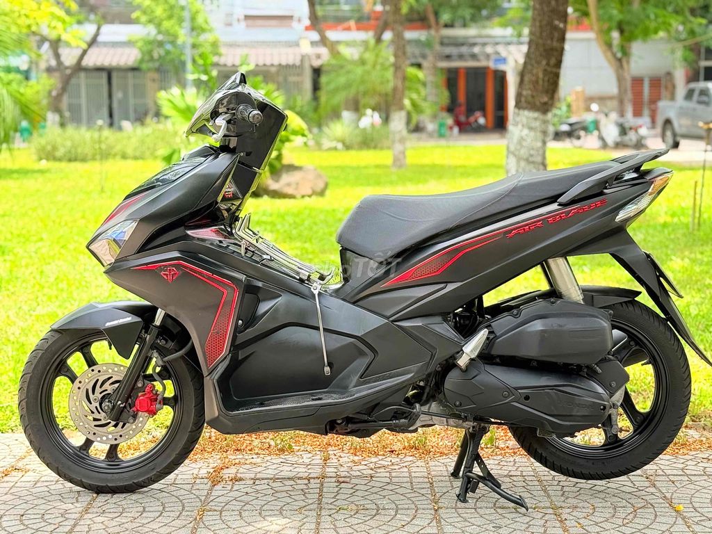 Фото 3: Honda Air Blade 2018 Черный