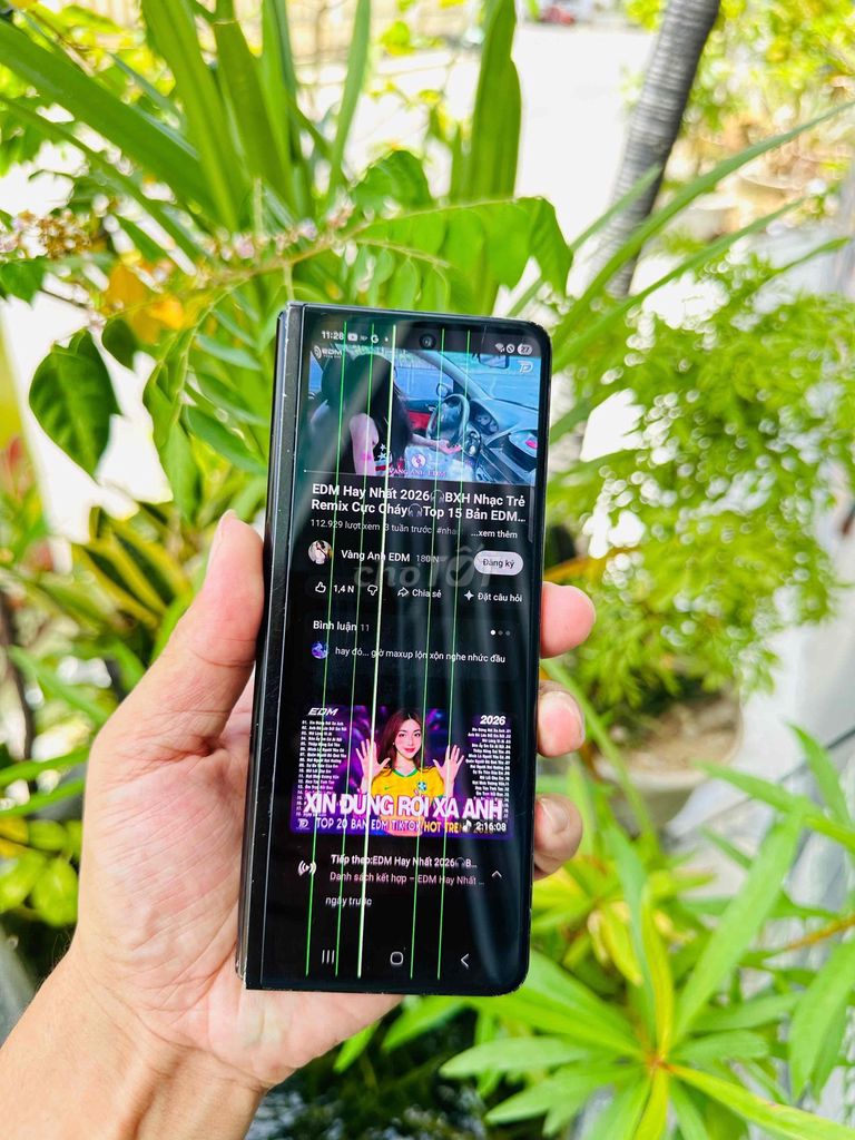 Фото 3: Samsung Z Fold 3 Đen Màn hình sọc