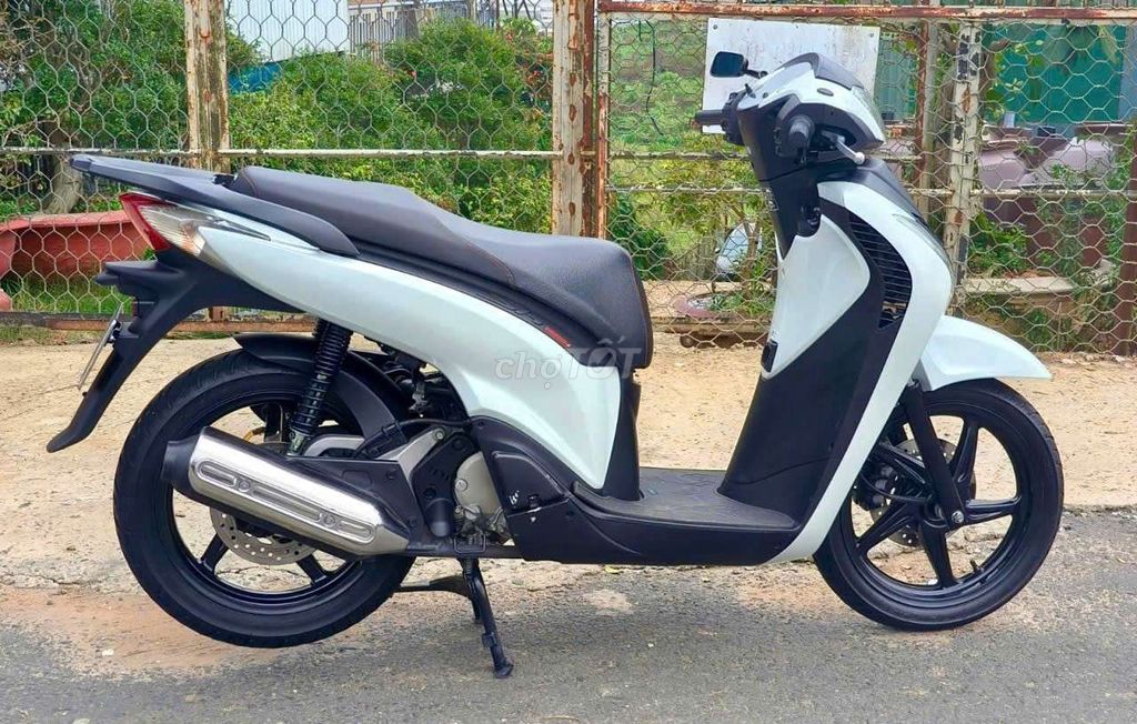 Фото 3: Honda SH Ý 106 регистрация 2012 Белый 14000 км