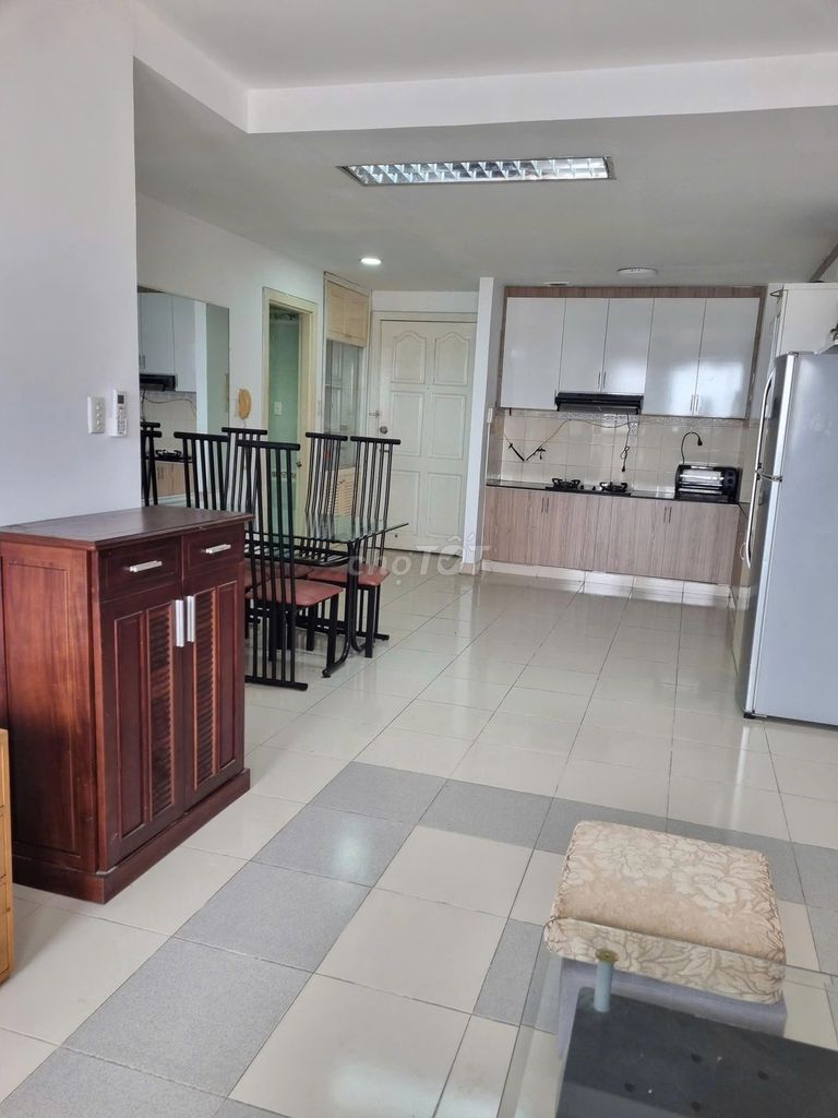 Сдается квартира в ЖК Phan Văn Trị, р-н 5, лифт, 3 спальни, большой балкон.