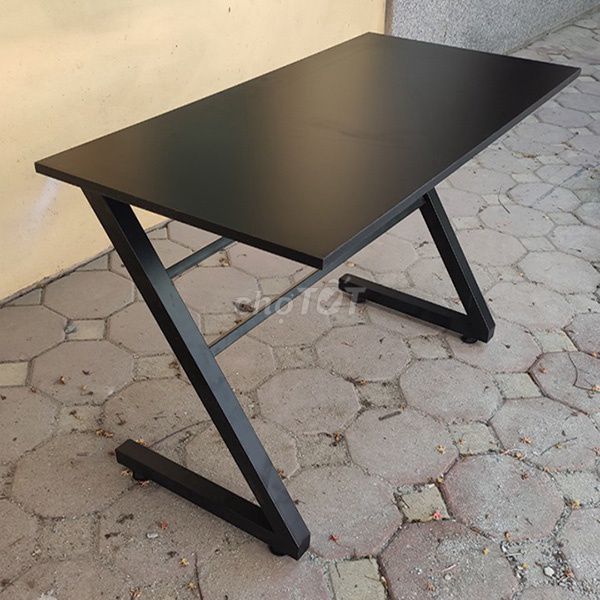 Стол в форме буквы Z, дерево и металл, 120x60x75 см