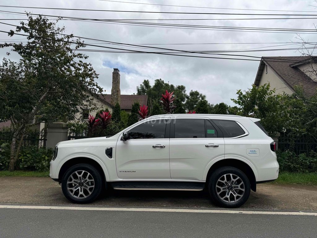 Фото 3: Ford Everest Titanium 2024 Белый 16000 км