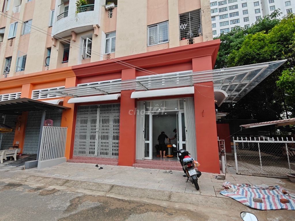 Сдается квартира в доме 52 Phạm Hùng, кв. 5, р-н 8 — ЦОКОЛЬНЫЙ ЭТАЖ — УГЛОВАЯ КВАРТИРА 130 м²