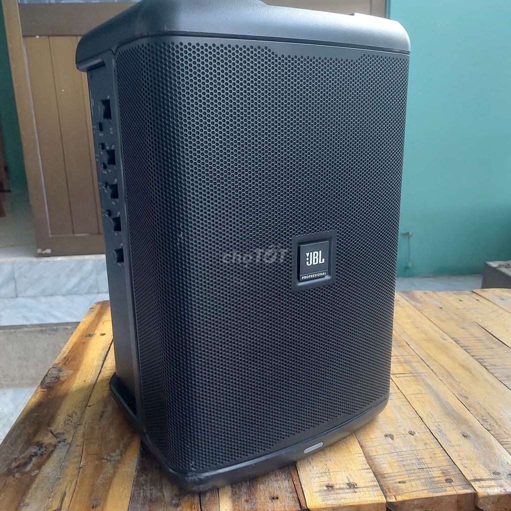 Фото 3: Портативная колонка JBL EON One Compact черная