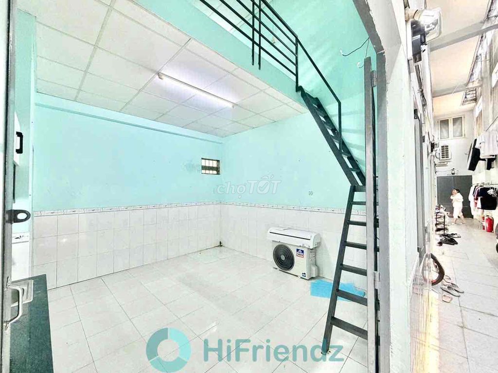Сдается просторная комната 45м² с высокими антресолями 2м рядом с Университетом Промышленности и Торговли AEON TP