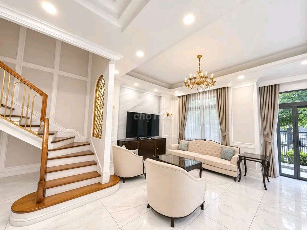 Угловой дом с садом, район 2, Lakeview City, 4 спальни, 5 санузлов, полностью меблирован, 45 млн