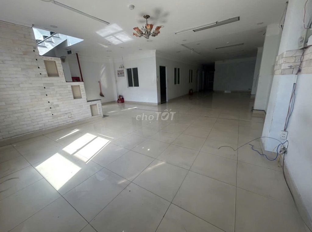 Сдается дом целиком, фасад на улице B2, 650 м², цена 46 млн.