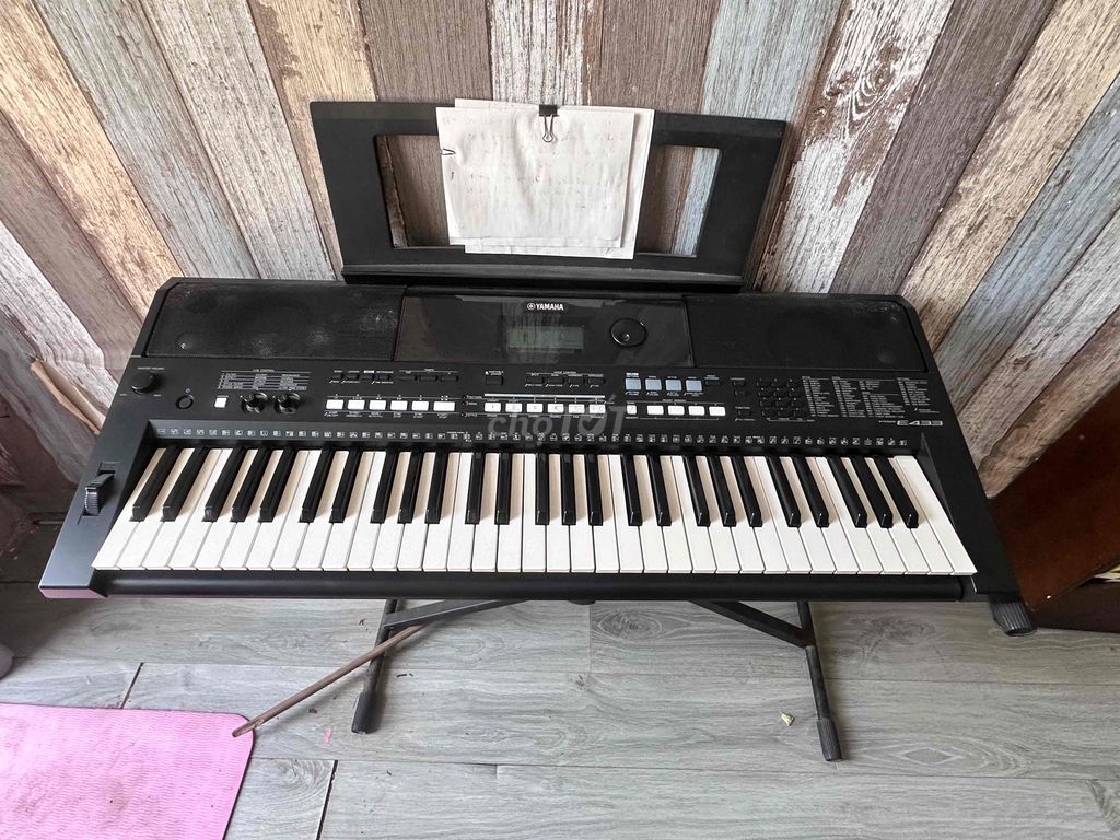 Клавишный синтезатор Yamaha E433 черный