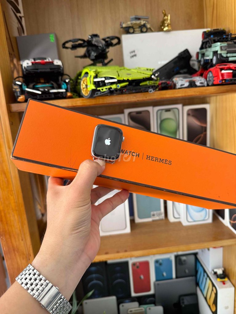 Фото 2: Apple Watch Series 4 44 мм, сталь, серебристый