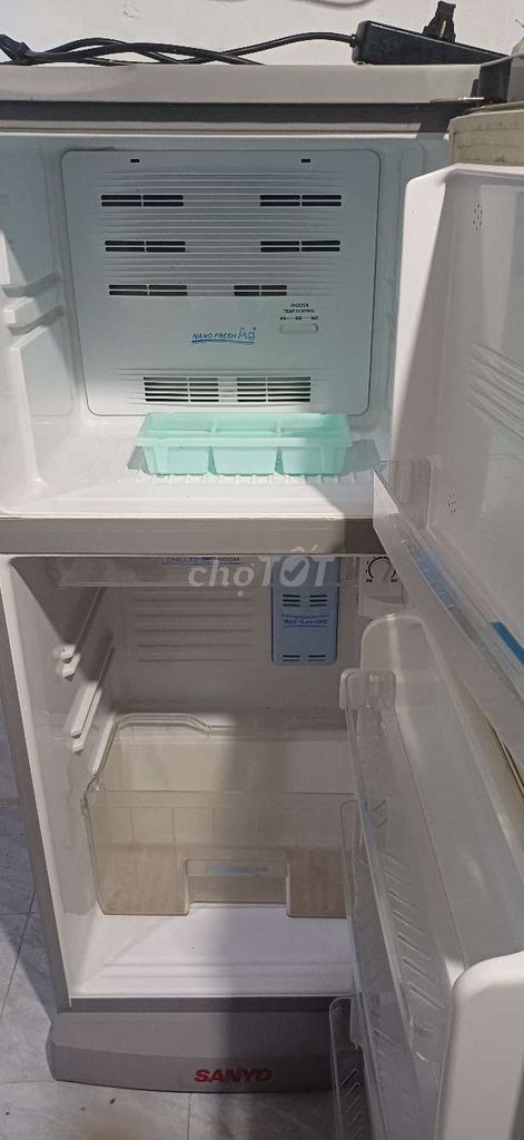 Фото 3: Холодильник Sanyo 165 л, серый