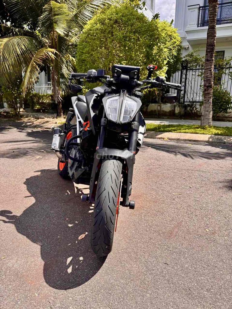 Фото 3: KTM Duke 390 2018 - Черный матовый, Black Cat Exhaust
