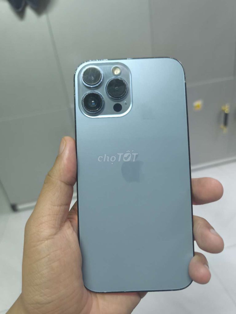 iPhone 13 Pro Max с полосой по краю, хорошо подходит для работы и игр