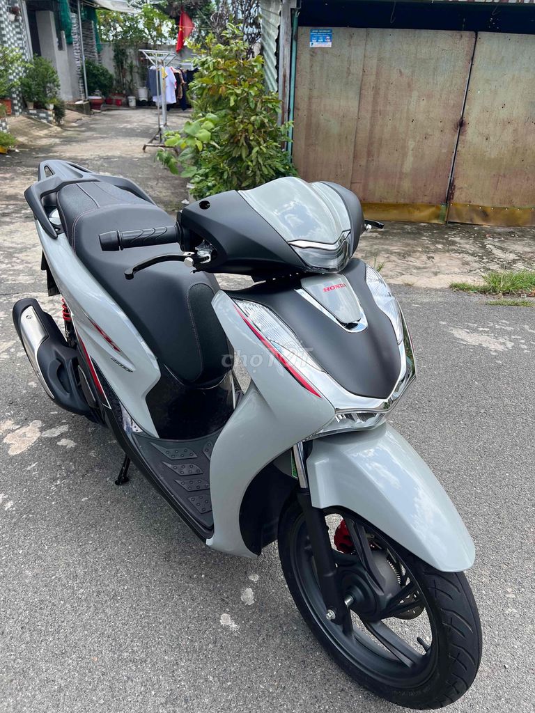Фото 2: Honda SH160i ABS 2024 Серый цемент