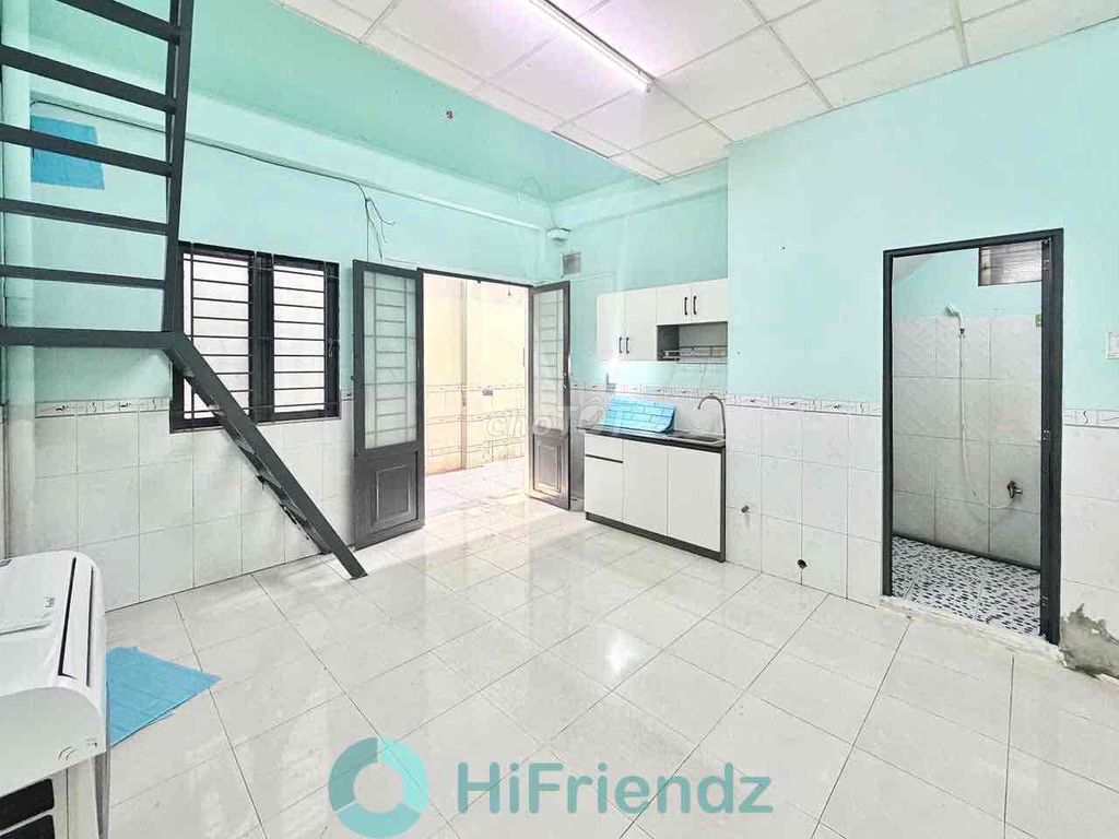 Фото 3: Сдается просторная комната 45м² с высокими антресолями 2м рядом с Университетом Промышленности и Торговли AEON TP