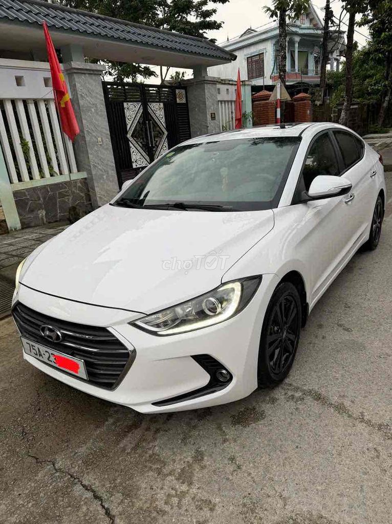 Hyundai Elantra 2018 белый автомат