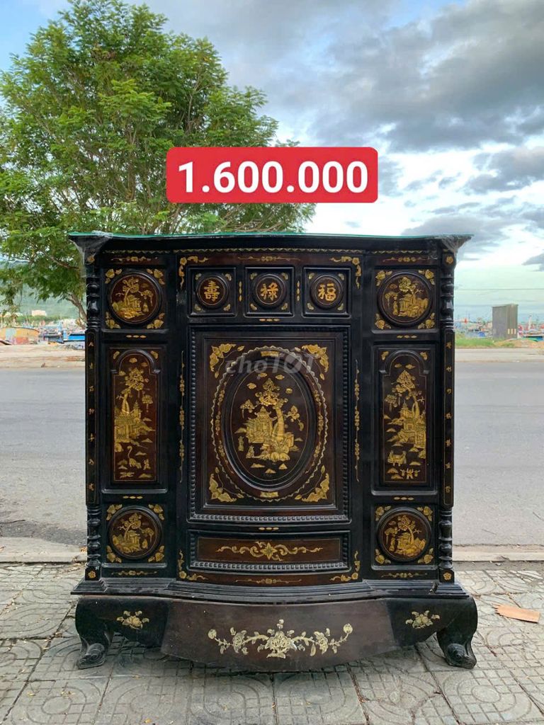 Классический шкаф из дерева, коричнево-золотистый