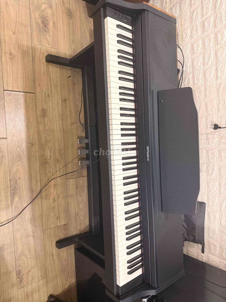 Фото 3: Электронное пианино Roland RP301 черное